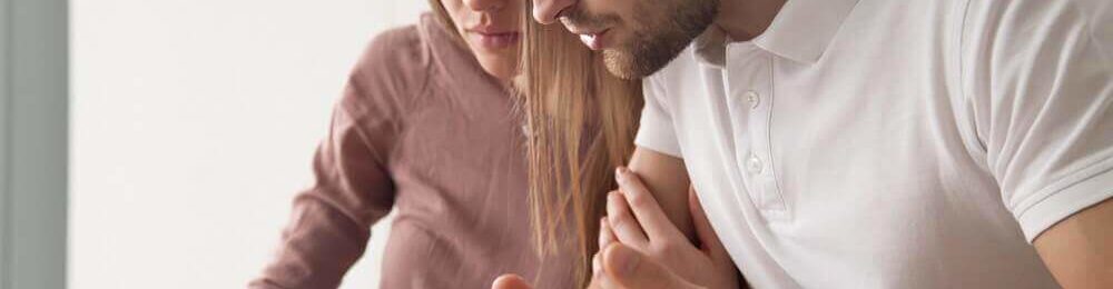 בני זוג בתהליך משפטי אצל עורך דין דיני משפחה ברמת גן